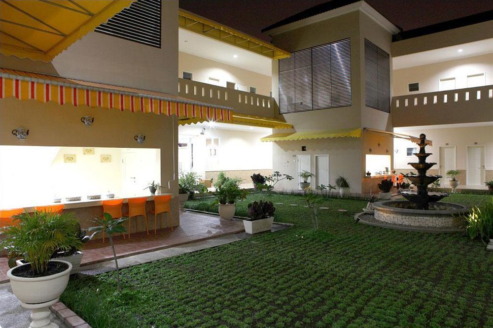 Hotel Roemah Moesi Medan Esterno foto