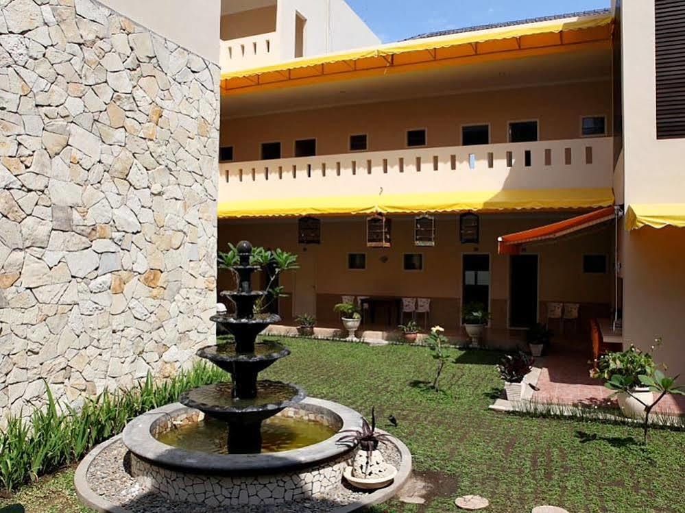 Hotel Roemah Moesi Medan Esterno foto